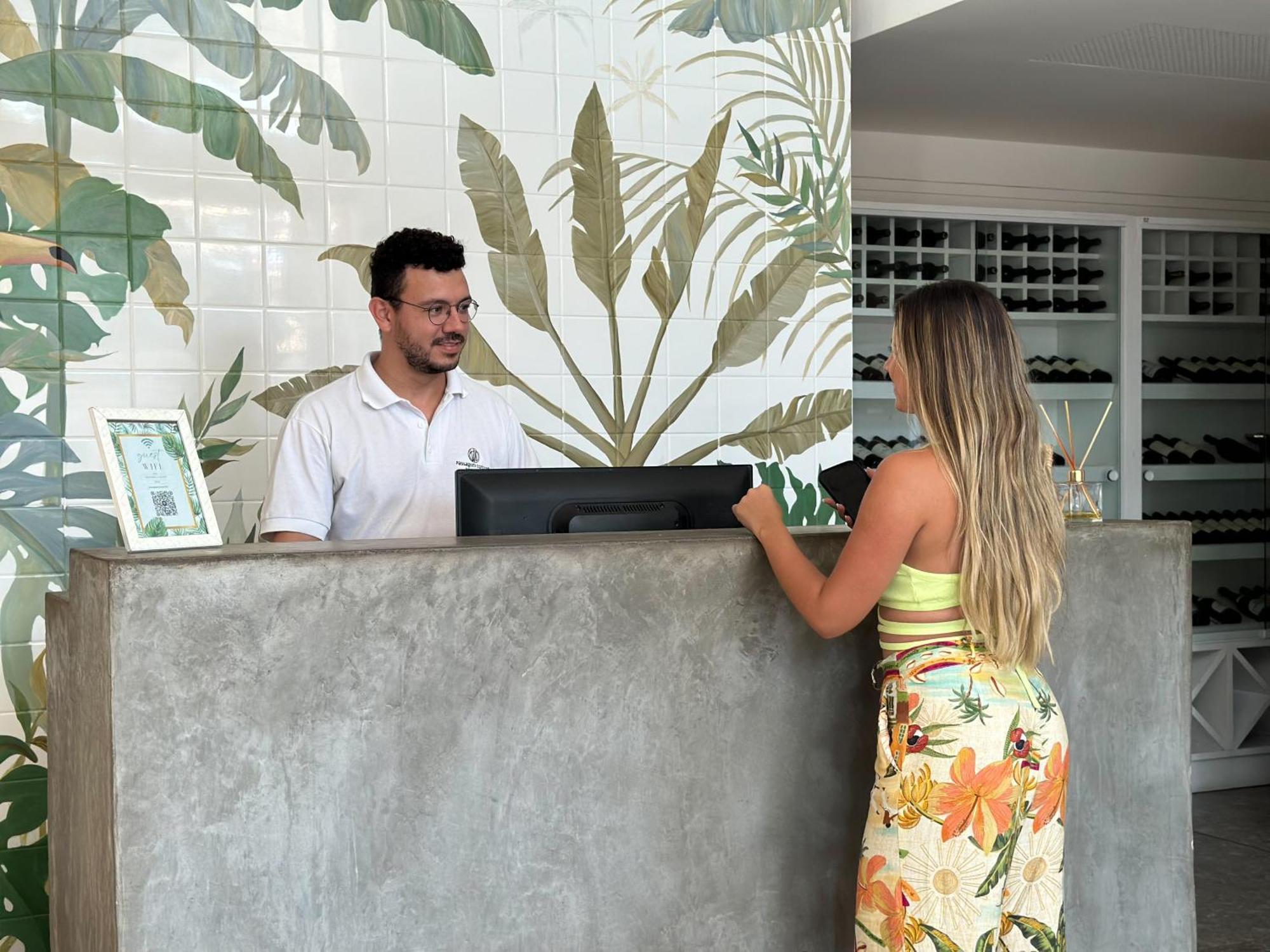 Passagem Concept Hotel E Spa Cabo Frio Dış mekan fotoğraf A guest checking in at the front desk of a resort